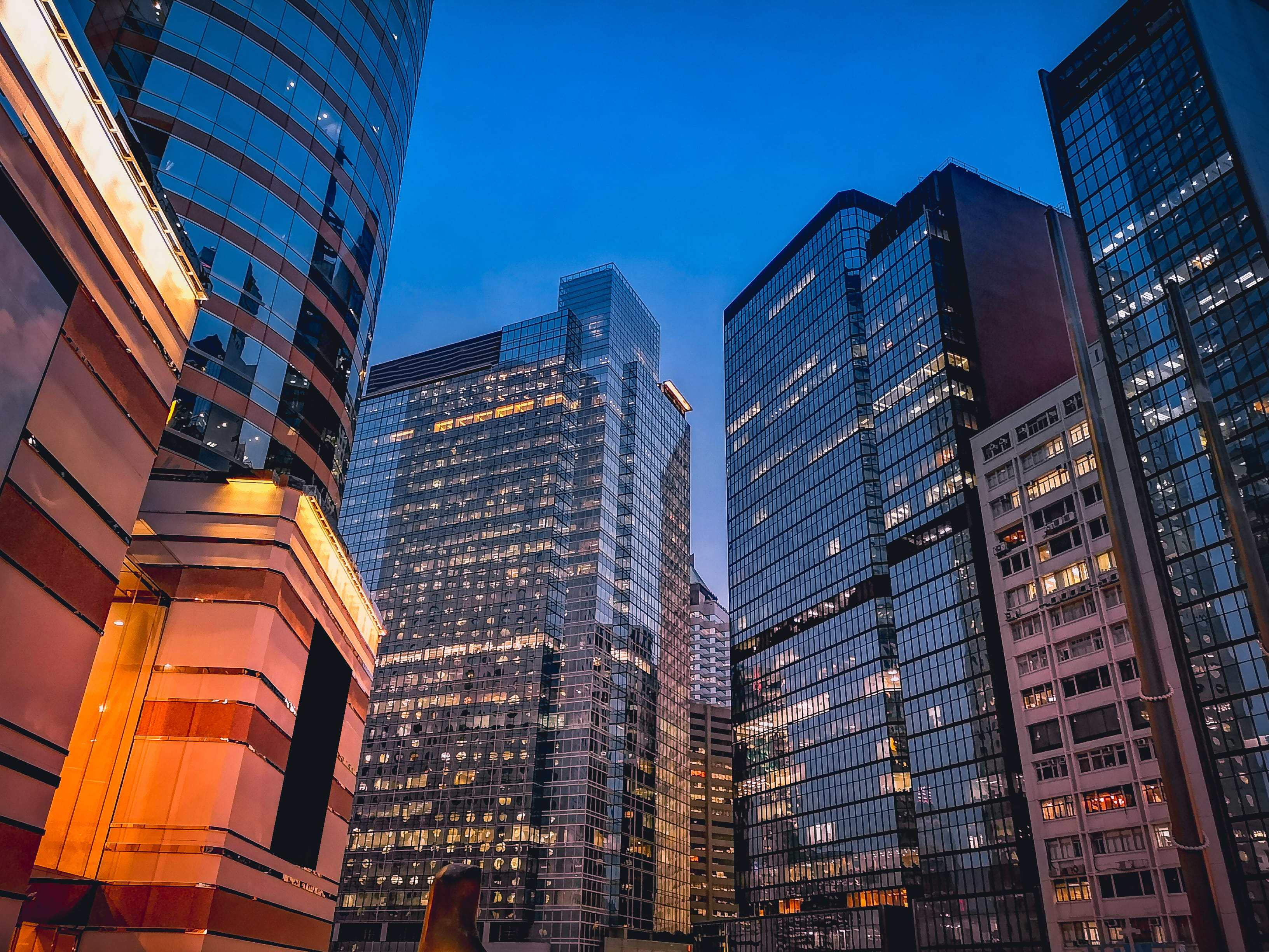 Inmueble comercial — horizonte urbano nocturno